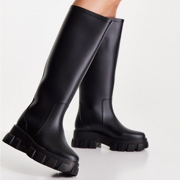 Rubber size 8.5-9 waterproof comfy padding on soul bought from ASOS for $100 - Picture 3 of 4